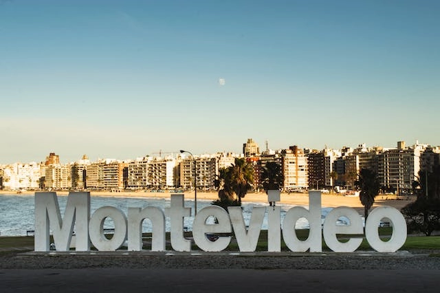 Cartel de Montevideo. El programa «Mejora tu vivienda» en Montevideo ofrece préstamos y asesoramiento técnico para refaccionar viviendas deterioradas, con posibles subsidios..